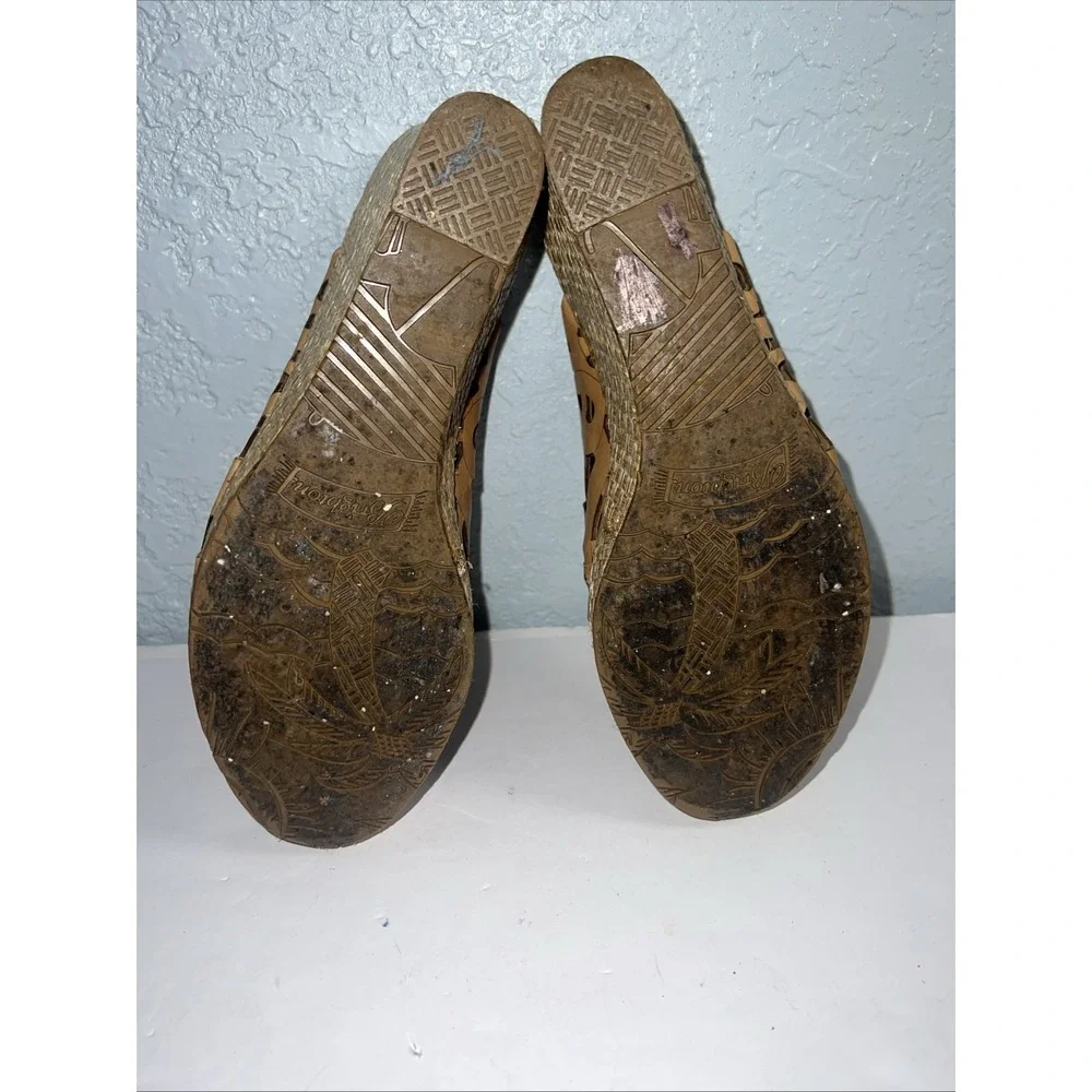 Brighton Daria Tan Leather‎ Silver Charm Diecut Platform Wedge Sandals Sz 7.5 M